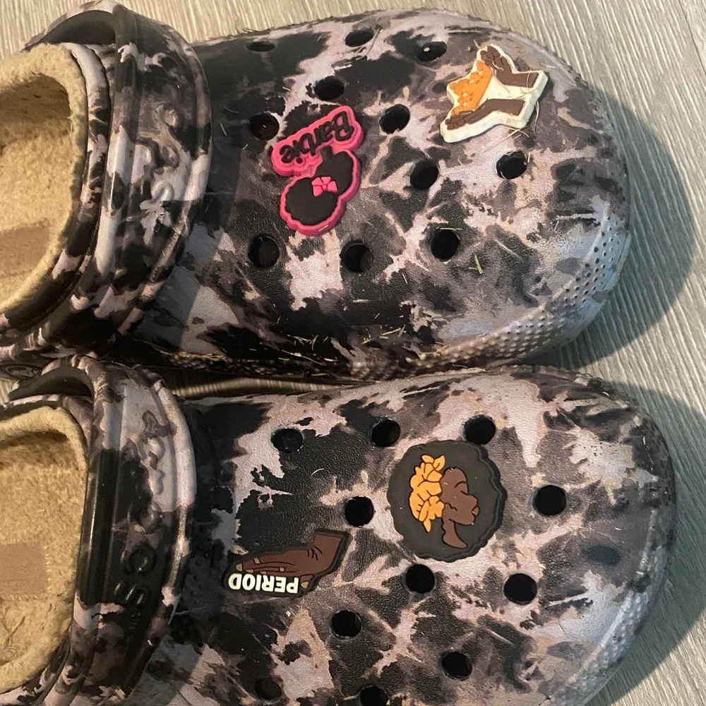 Crocs Camo Brown and tan with Fun charms - Picture 2 of 3